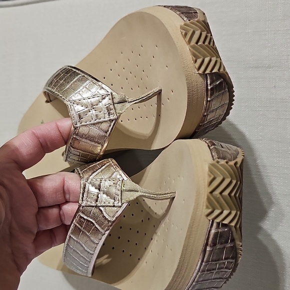 Volatile Metallic Wedge Sandals - Picture 6 of 10